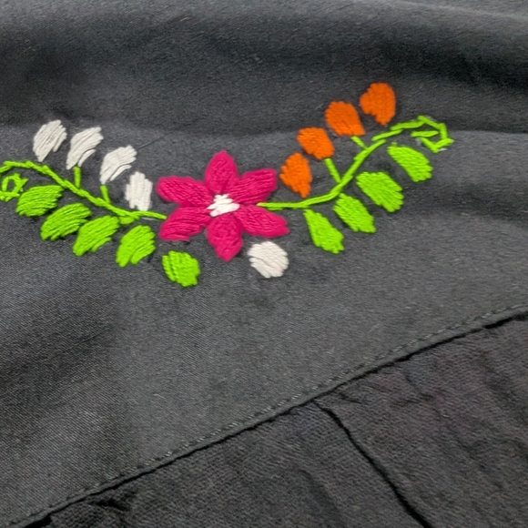 Black Mexican Embroidered Peasant Top Women’s Medium Floral Boho Cotton - Picture 7 of 10